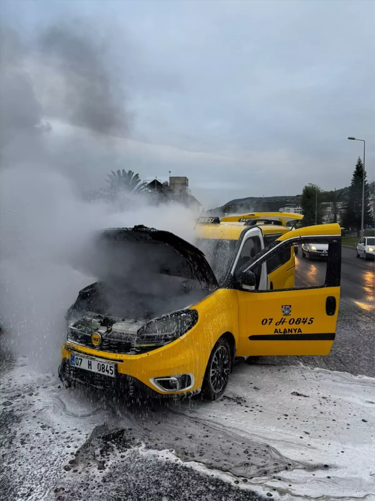 Alanya\'da Yangın Çıkan Takside Hasar