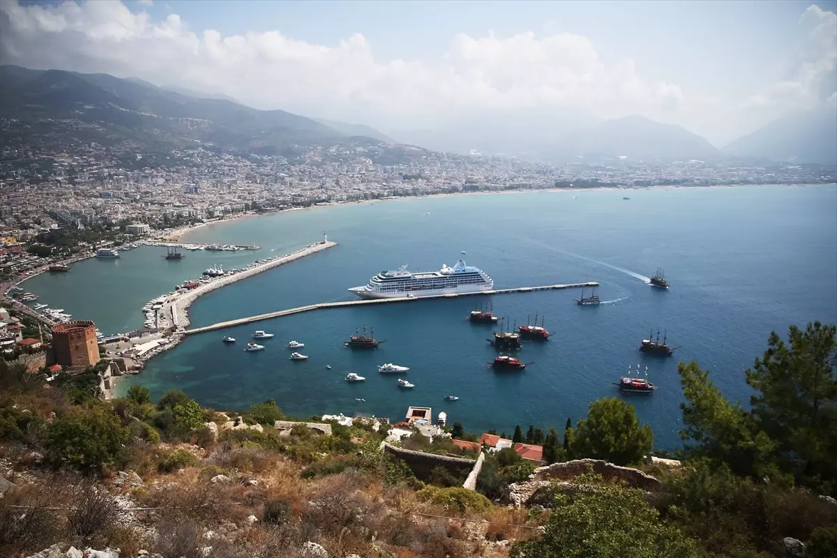 Alanya\'ya 602 Yolcu Getiren Kruvaziyer
