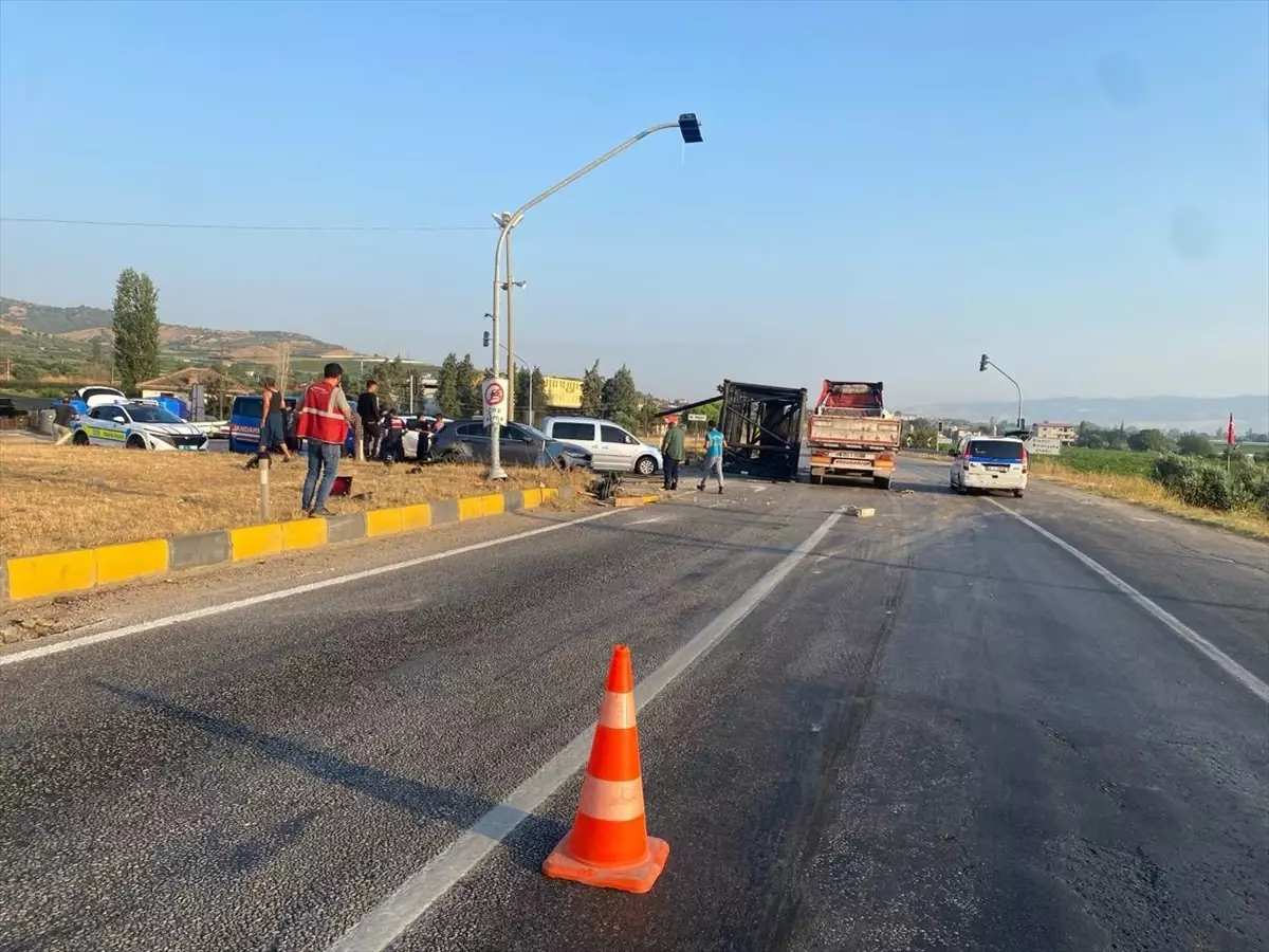 Alaşehir\'de Tır-Kamyonet Çarpışması: 2 Yaralı