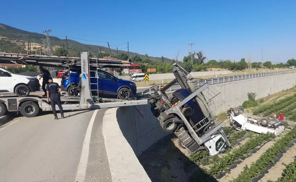 Amasya\'da Tır ile Kamyonet Çarpıştı: 2 Yaralı