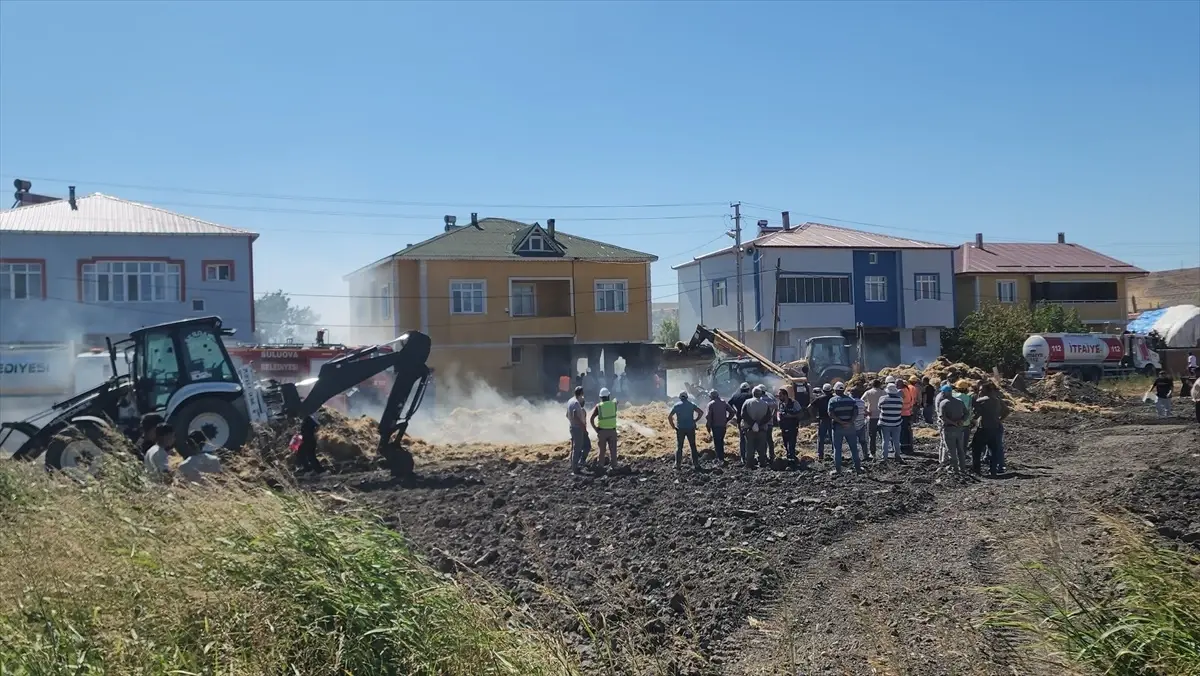 Suluova\'da Yangın: 20 Ton Saman İmha Oldu