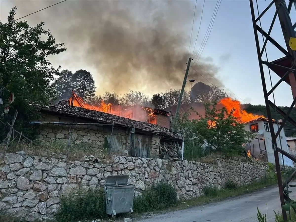 Suluova\'da Yangın: 4 Ev Yanarak Kullanılamaz Hale Geldi