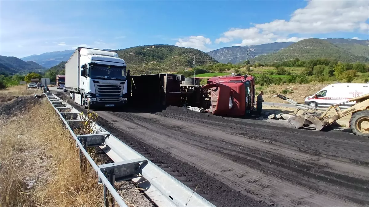 Kömür Tozu Yüklü TIR Devrildi