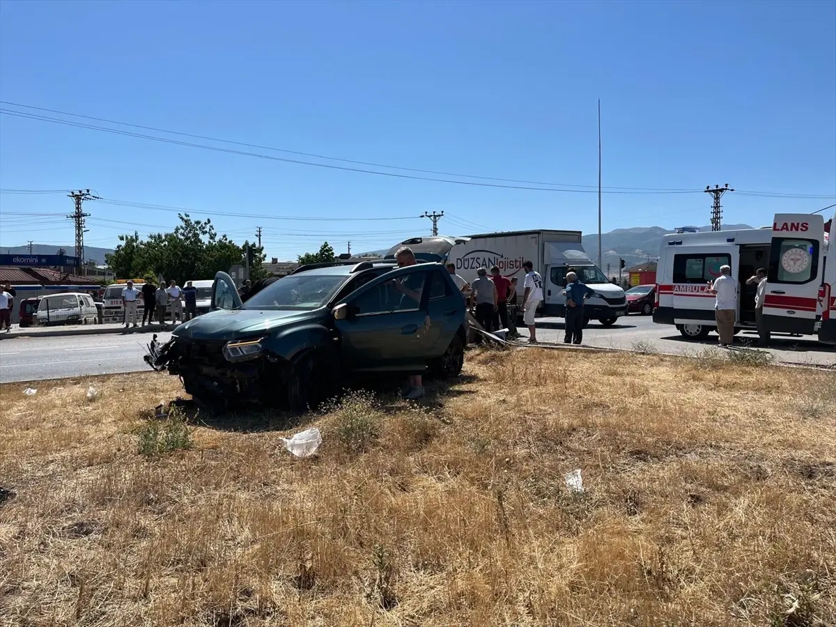 Amasya\'da Otomobil ve Elektrikli Bisiklet Çarpıştı