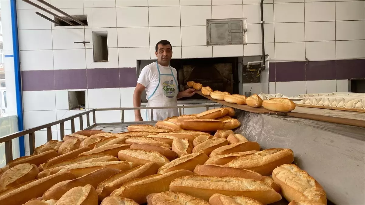 Fırıncılar Sıcak Havada Zorlu Mesai Veriyor