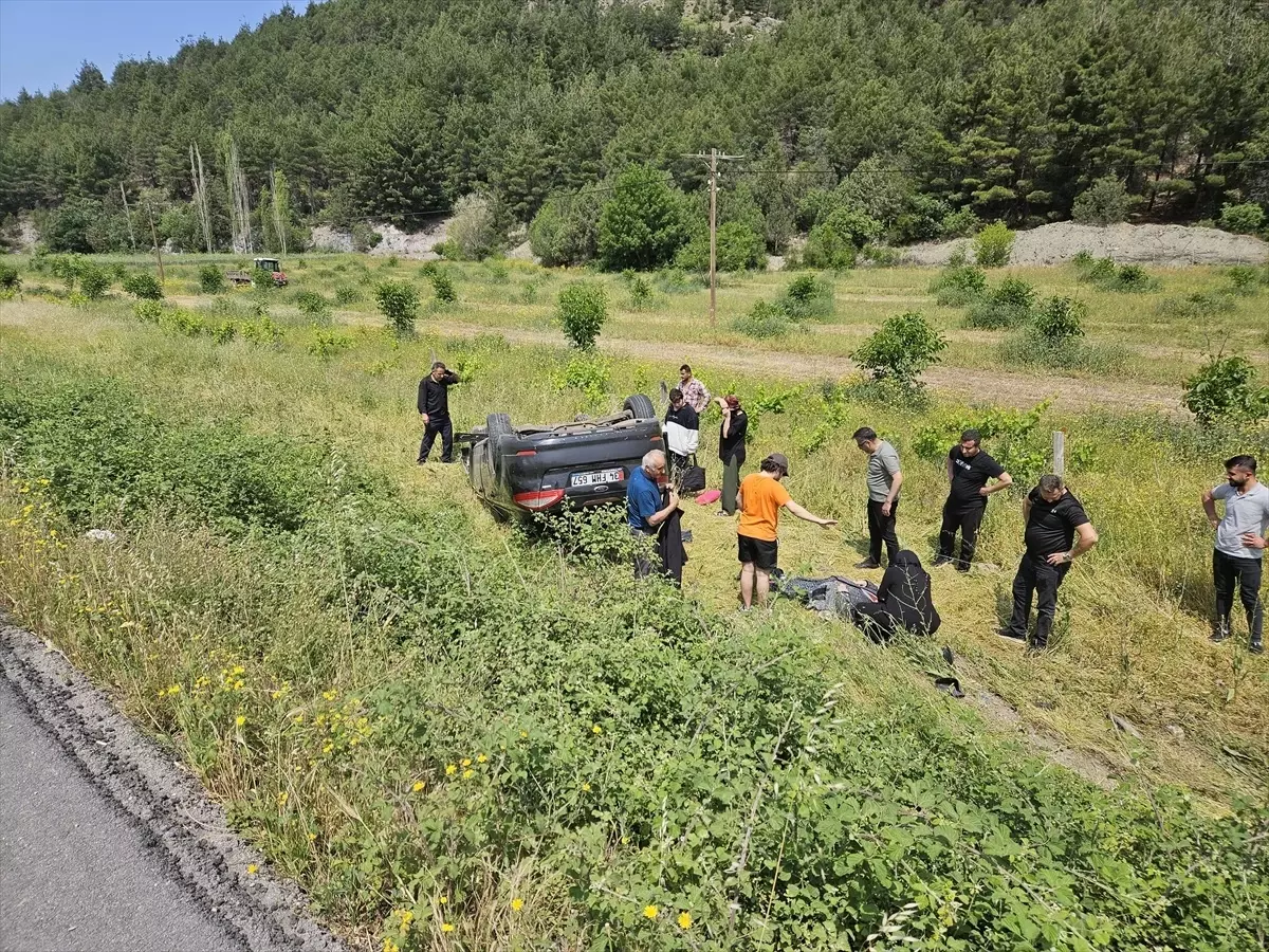 Amasya\'da Otomobil Şarampole Devrildi