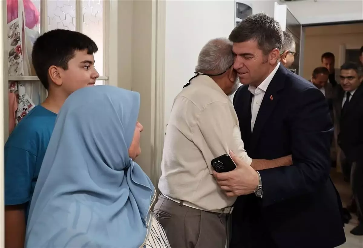 Amasya Valisi Bakan, Merzifon\'da ziyaretlerde bulundu
