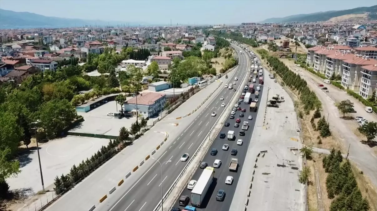Otoyolda Kaza: Trafik Aksadı
