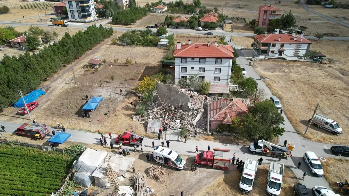 Çubuk\'ta Deprem Riskiyle Tahliye Edilen Bina Çöktü