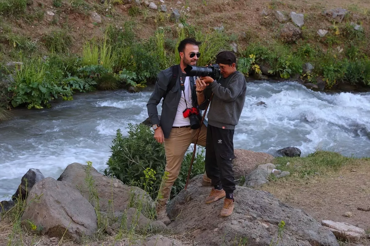 Polis Memurundan Hakkari\'ye Görsel Destek