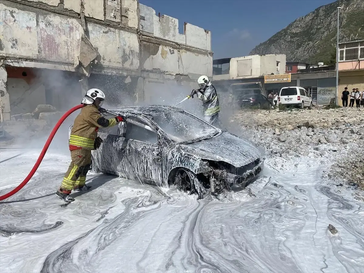 Antakya\'da Park Halindeki Araçta Yangın