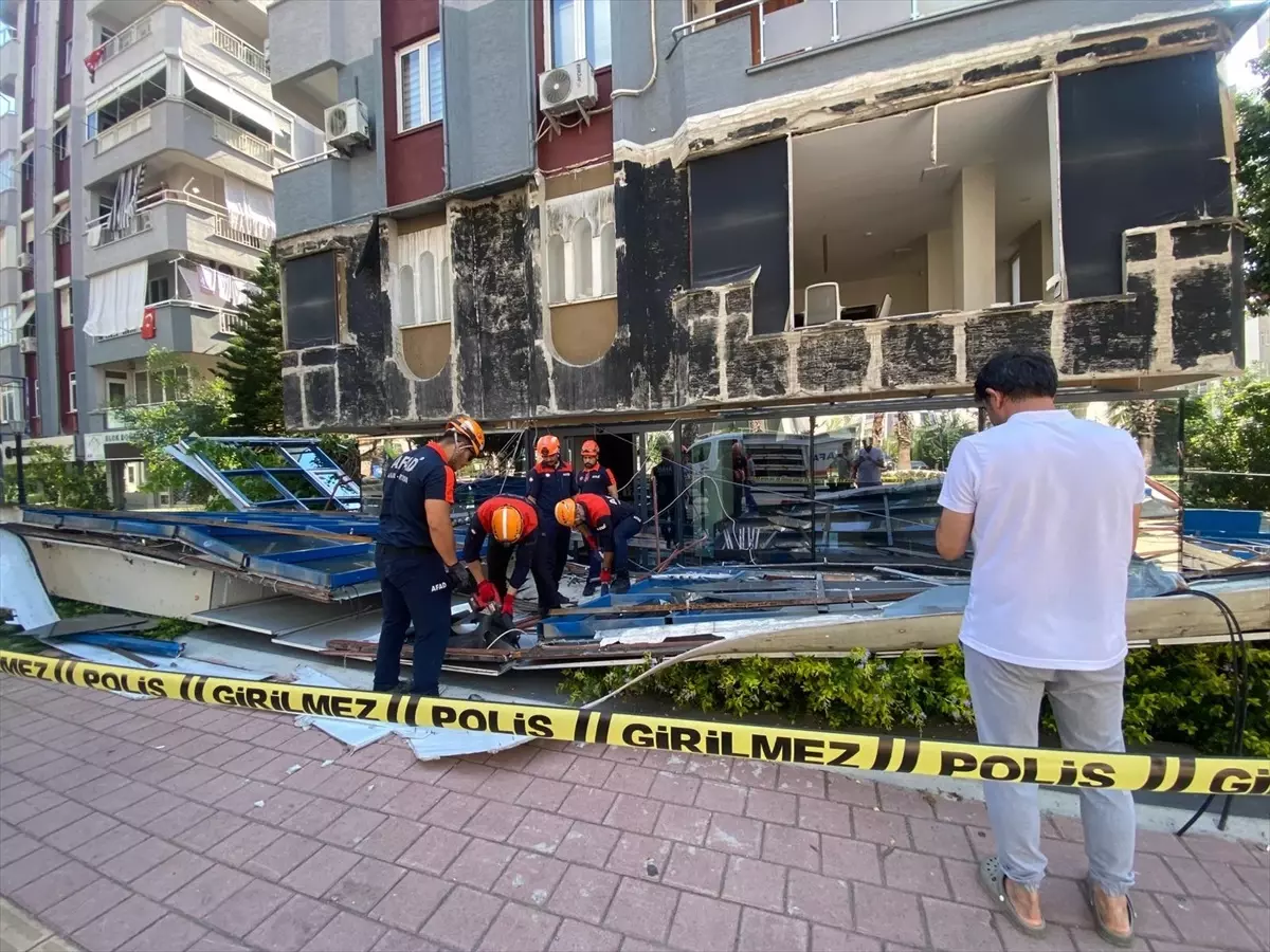 Reklam Panoları Düşen Apartman Panik Yarattı