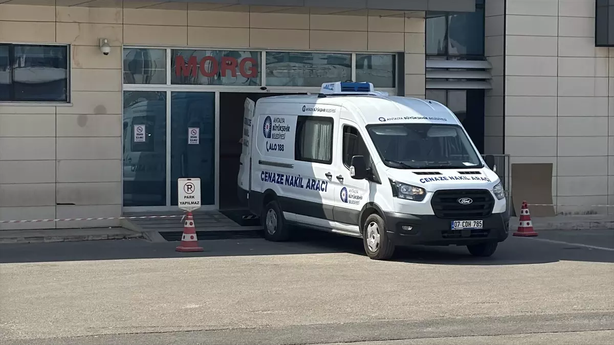Antalya\'da Eşini Eşarpla Boğan Adam Tutuklandı