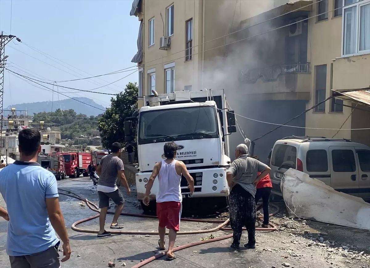 Antalya\'da Freni Boşalan Çöp Kamyonu Yangın Çıkardı