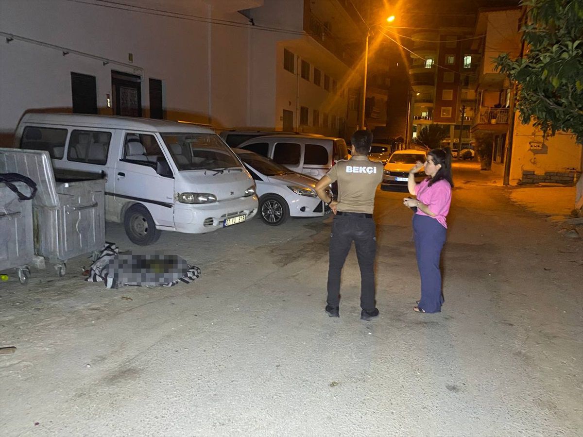 Antalya\'da Çöp Konteynerinde Yanmış Köpek Ölüsü Bulundu