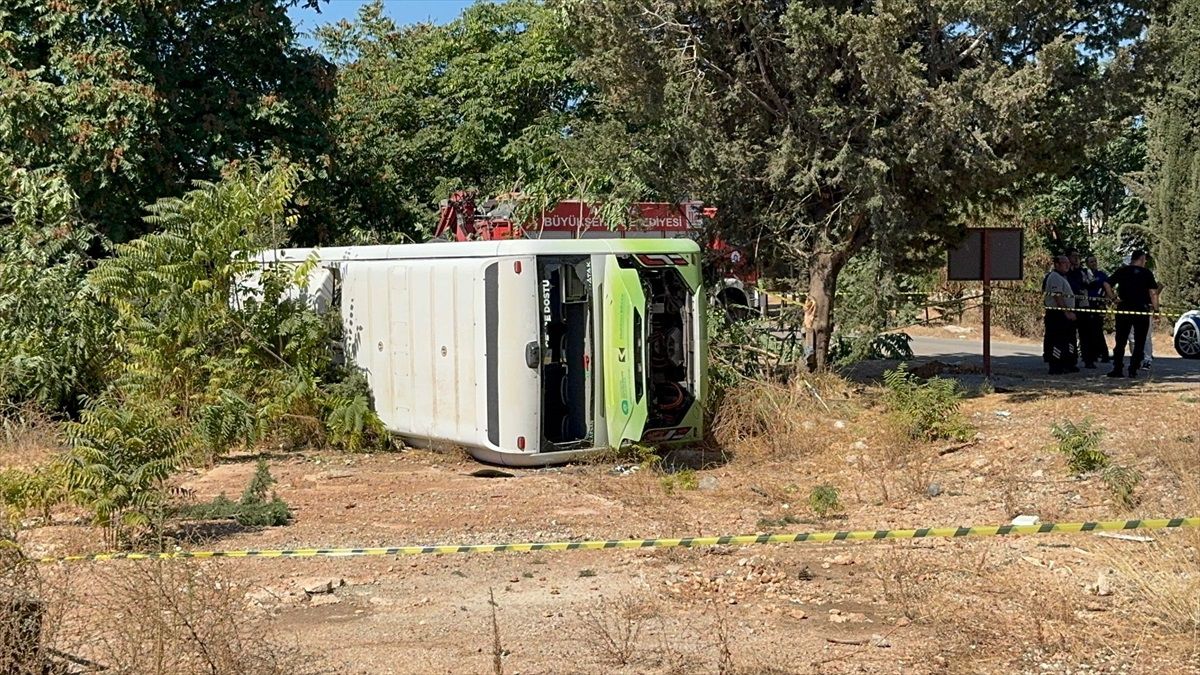 Antalya\'da Halk Otobüsü Devriildi: 1 Ölü, 1 Yaralı