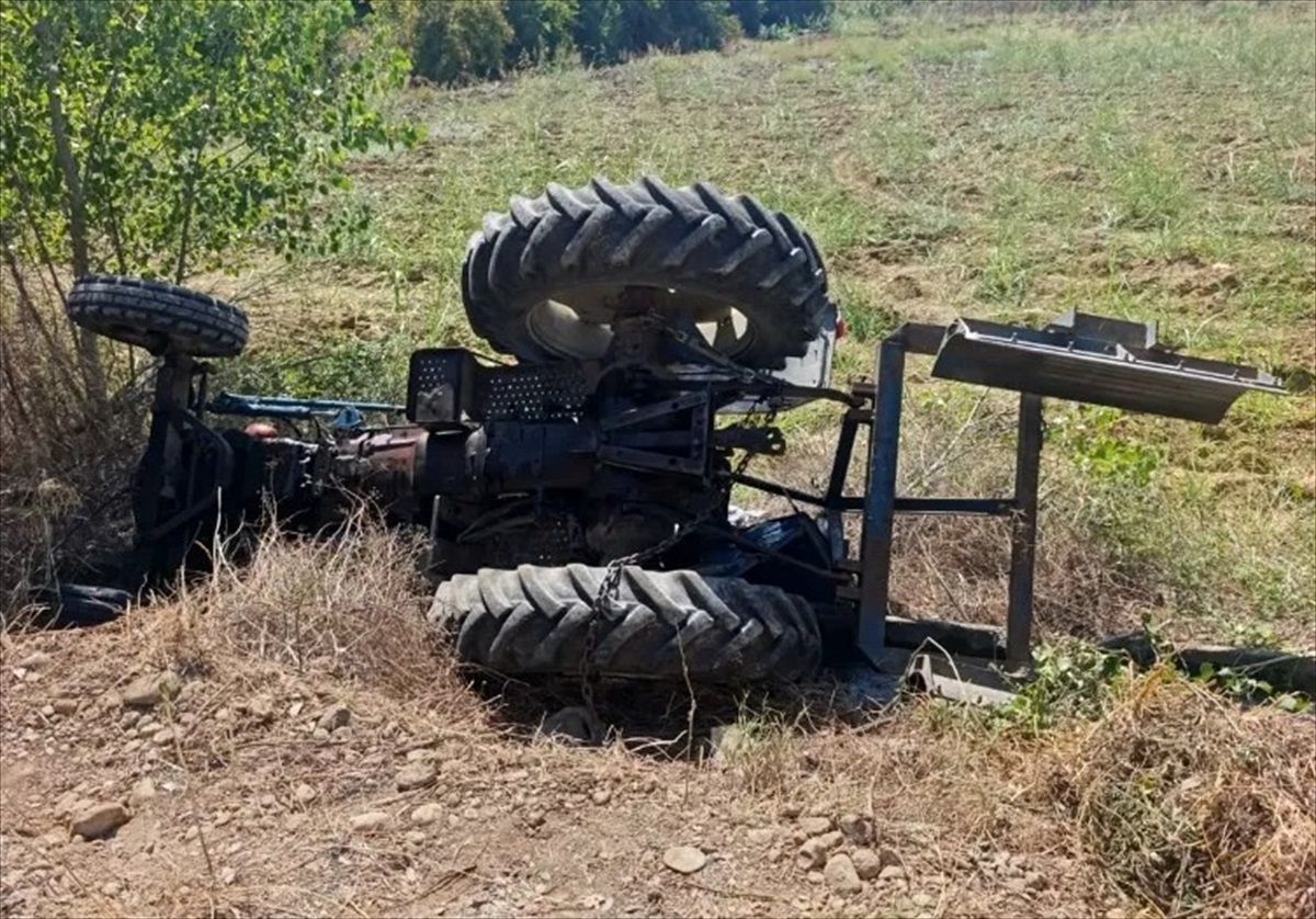 Serik\'te Traktör Devrildi, Sürücü Hayatını Kaybetti