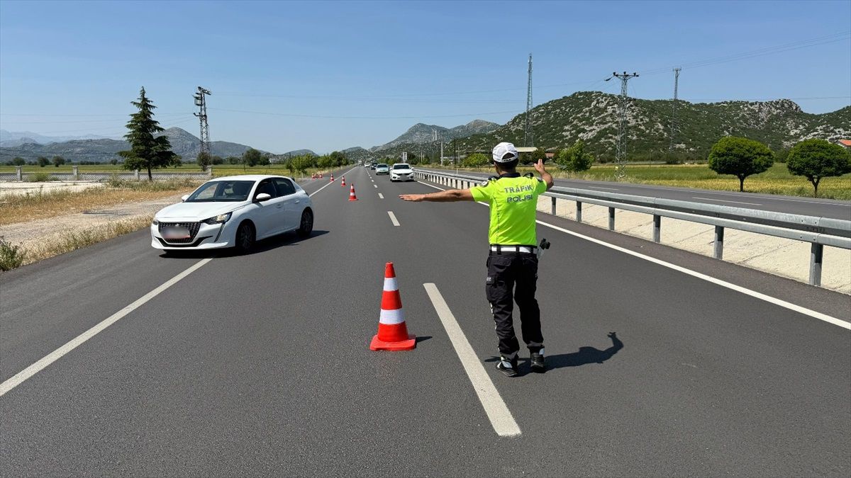 Antalya\'da Helikopterle Trafik Denetimi