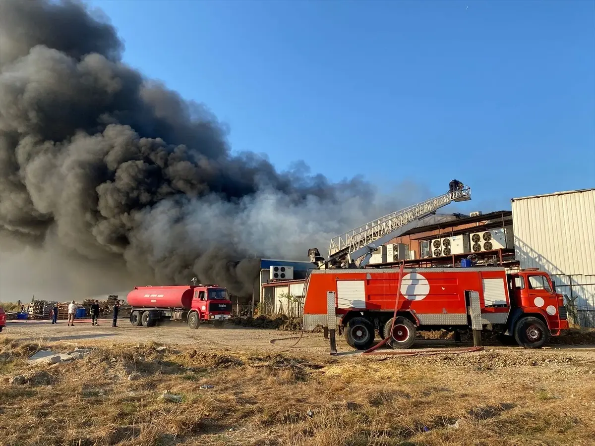 Serik\'teki Depo Yangını Kontrol Altına Alındı