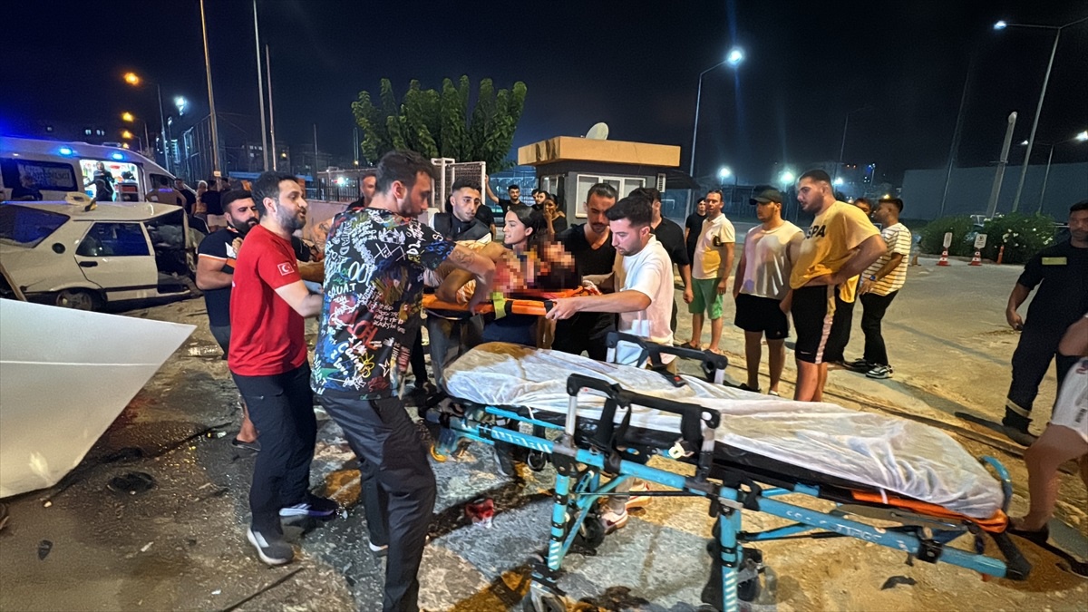 Antalya\'da Trafik Kazası: 4 Yaralı