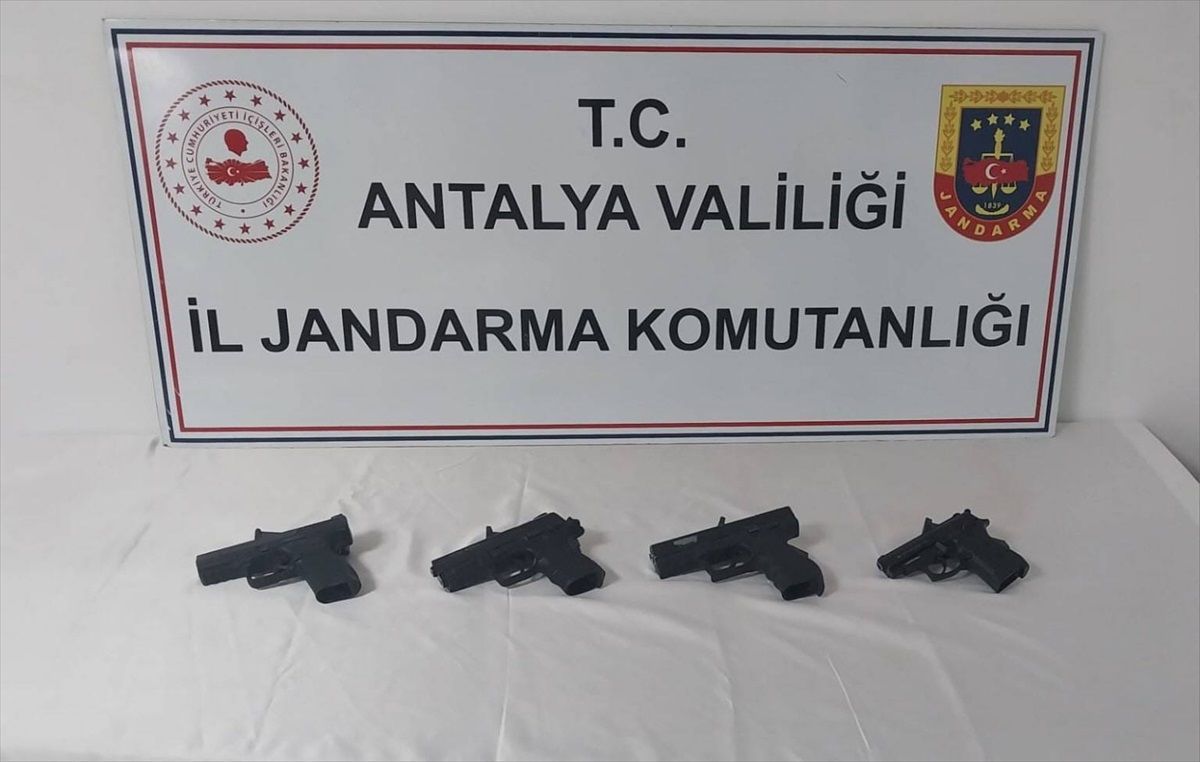 Antalya\'da Kaçak Silah Operasyonu: 4 Gözaltı