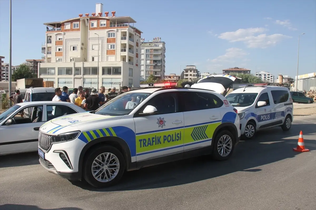 Antalya\'da Baba ve Oğul Otomobilin Çarpmasıyla Yaralandı