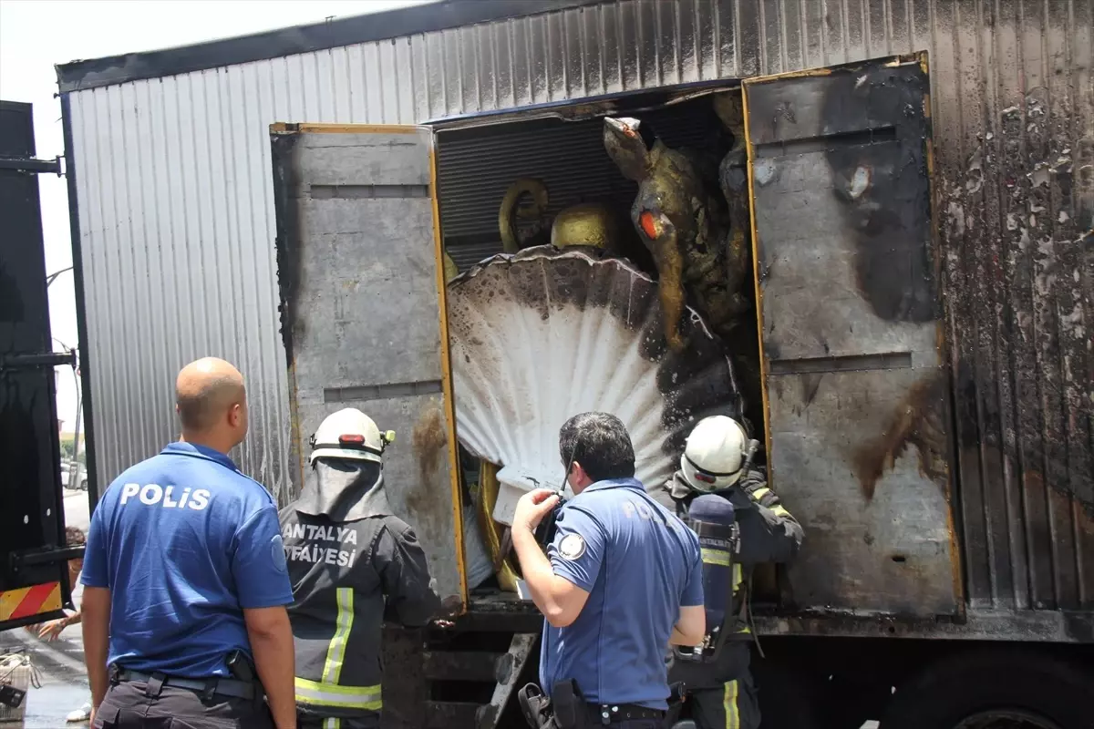 Antalya\'da Kamyon Yangını