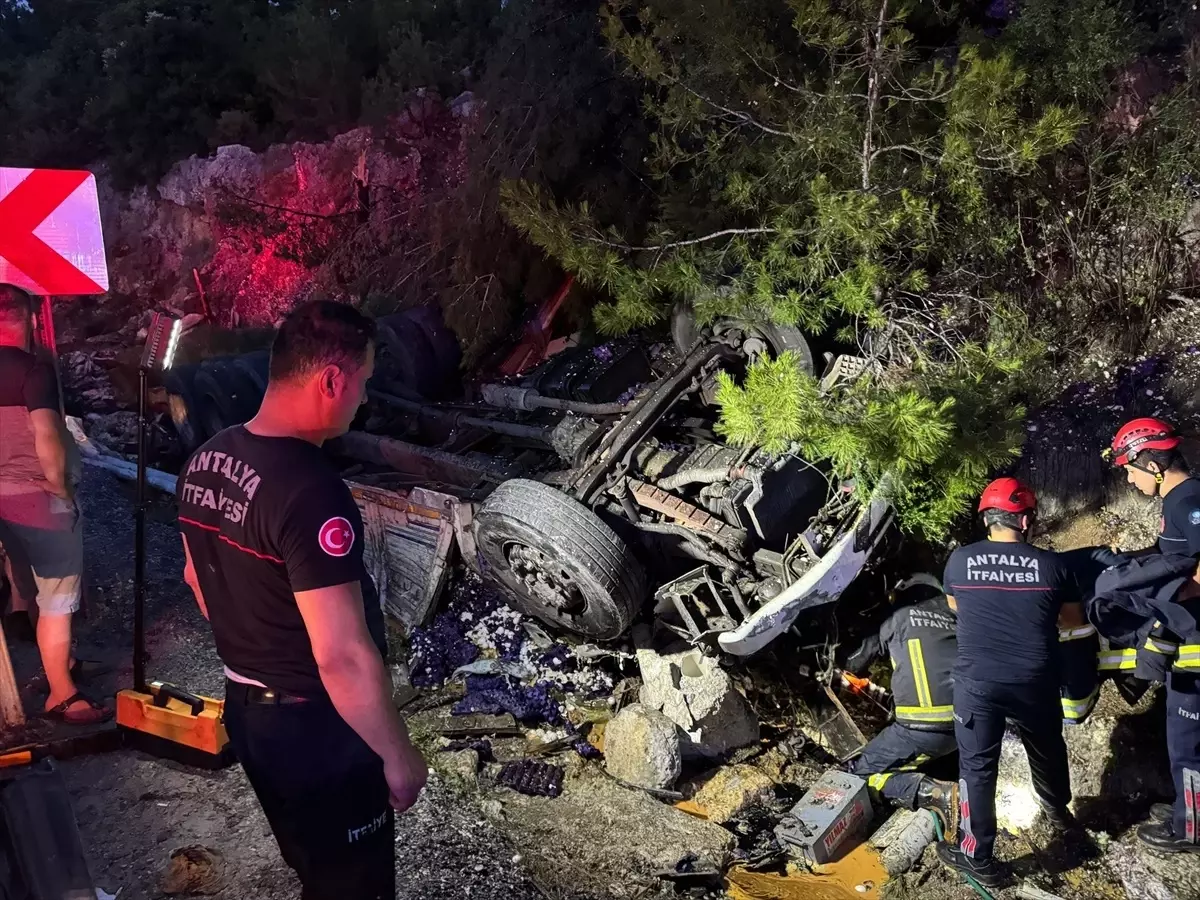 Akseki\'de Kamyon Devrildi: Sürücü Hayatını Kaybetti