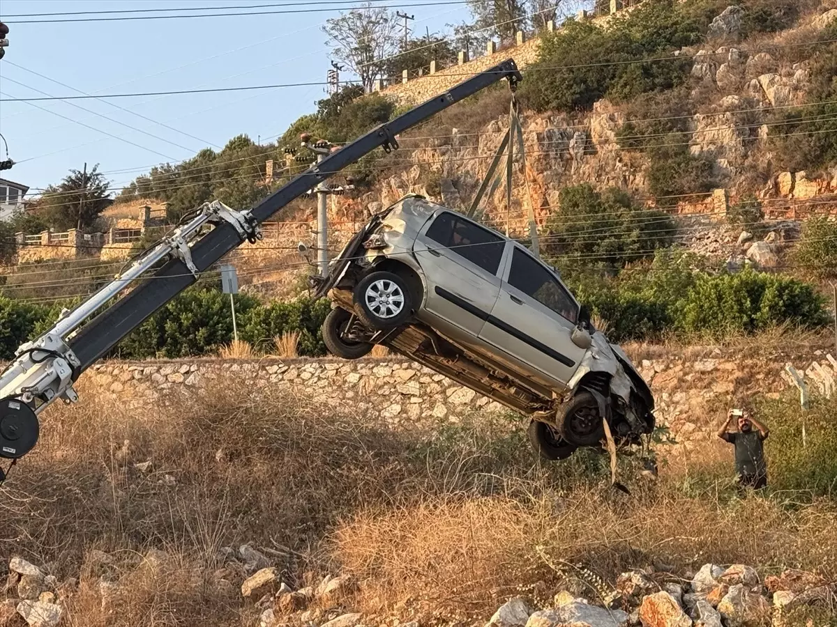 Alanya\'da Otomobil Şarampole Devrildi: Sürücü Yaralandı