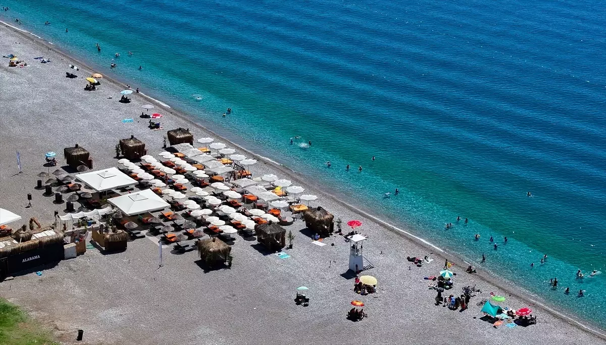 Antalya\'da Sıcak Hava Mola Verdi