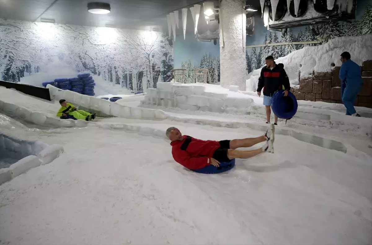 Antalya\'da Sıcaklara Karşı Buz Deneyimi