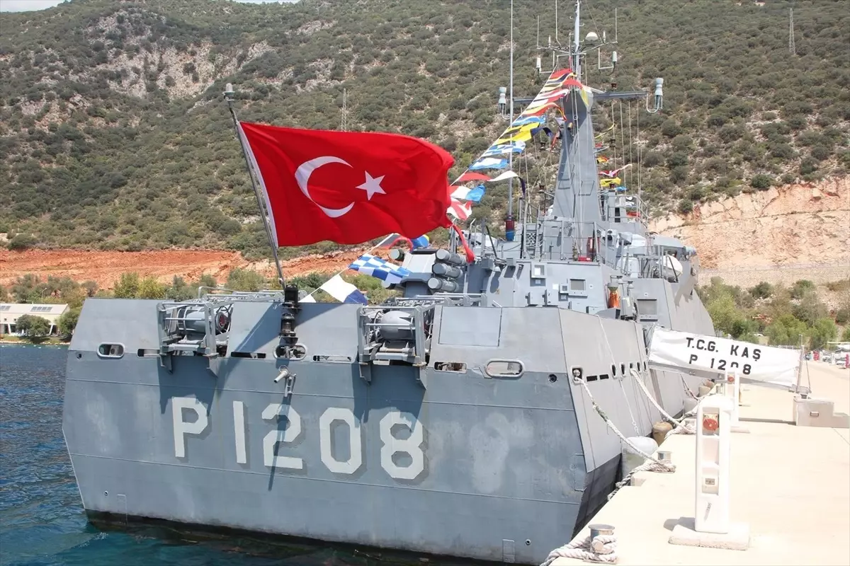 TCG Kaş Hücumbotu Kaş\'ta Halkı Ağırladı