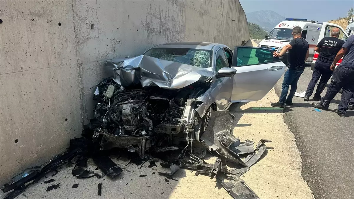 Antalya\'da Tır Kazası: 3 Yaralı