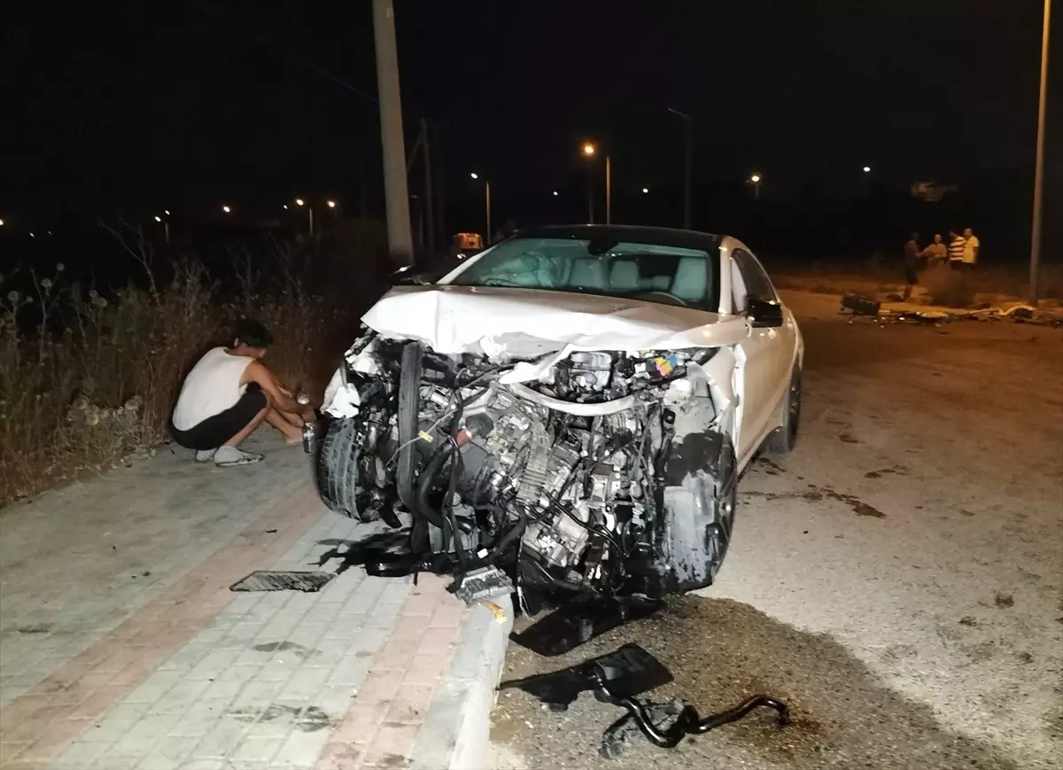 Manavgat\'ta Traktör-Otomobil Çarpışması: 2 Yaralı