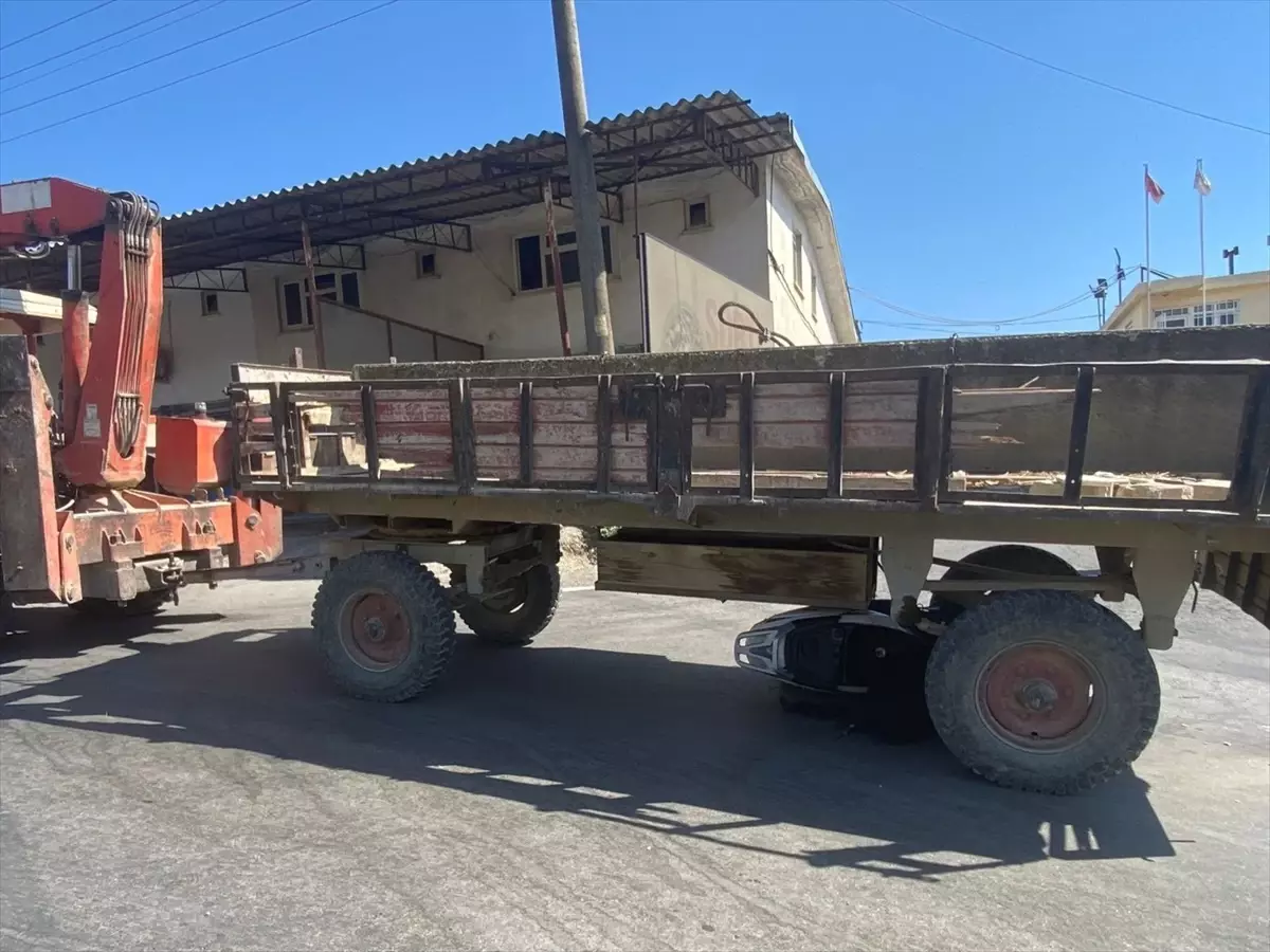 Traktörle Çarpışan Motosiklet Sürücüsü Yaralandı