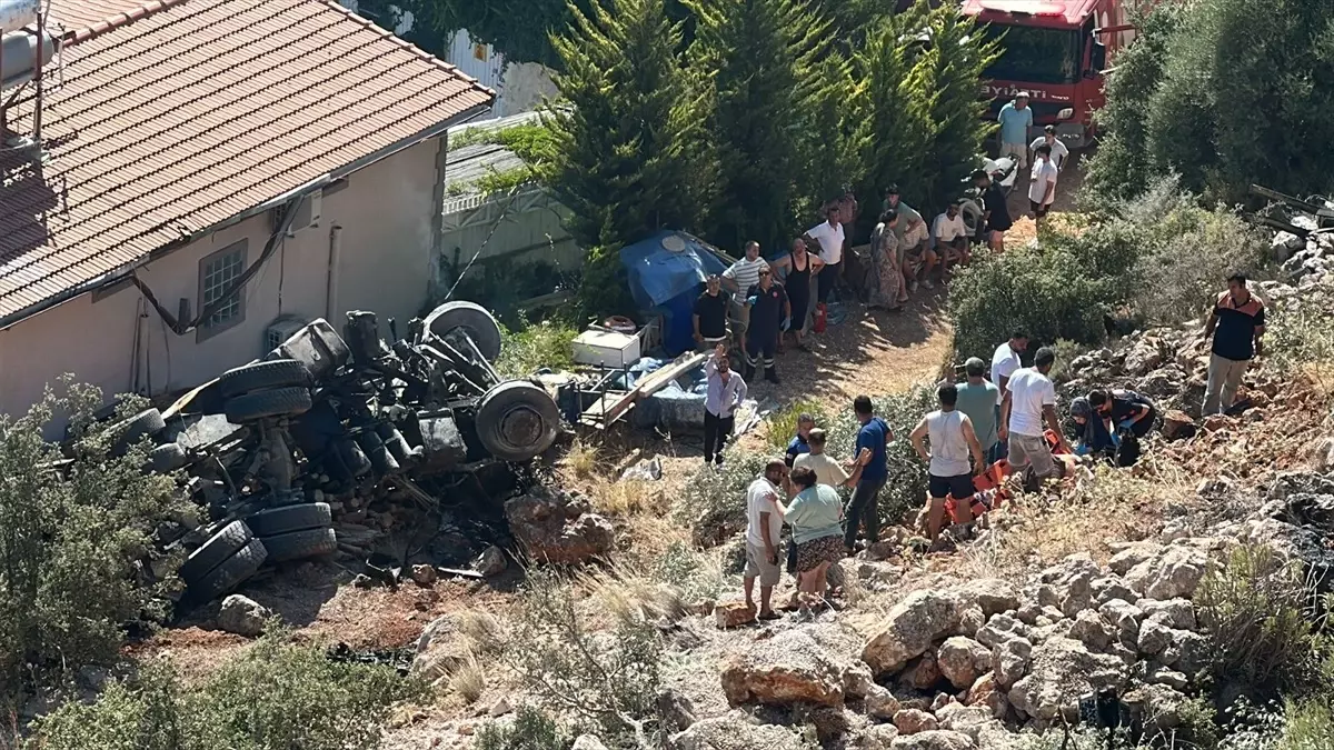 Kaş\'ta Kamyon Uçuruma Devrildi: 2 Ölü