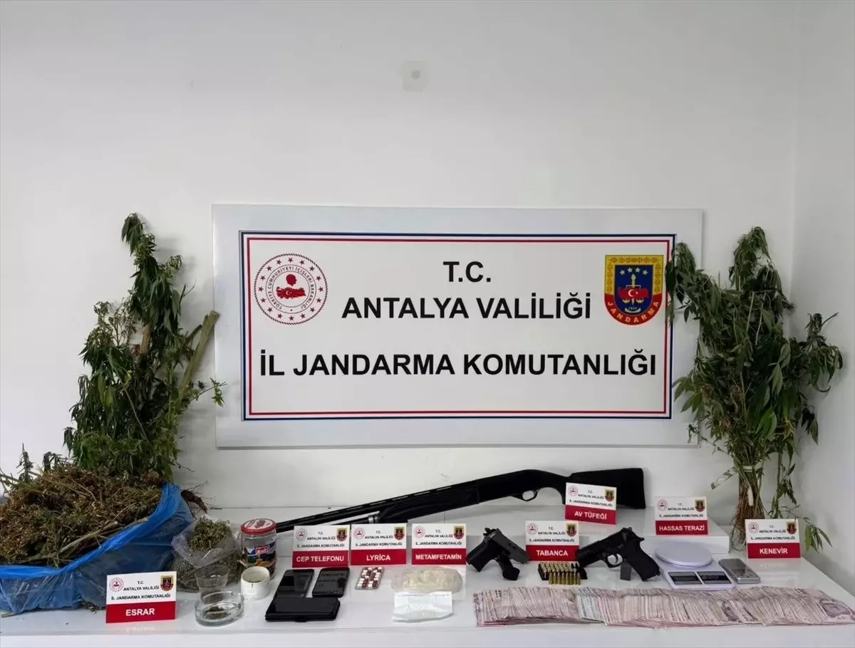 Antalya\'da Uyuşturucu Operasyonu: 4 Gözaltı