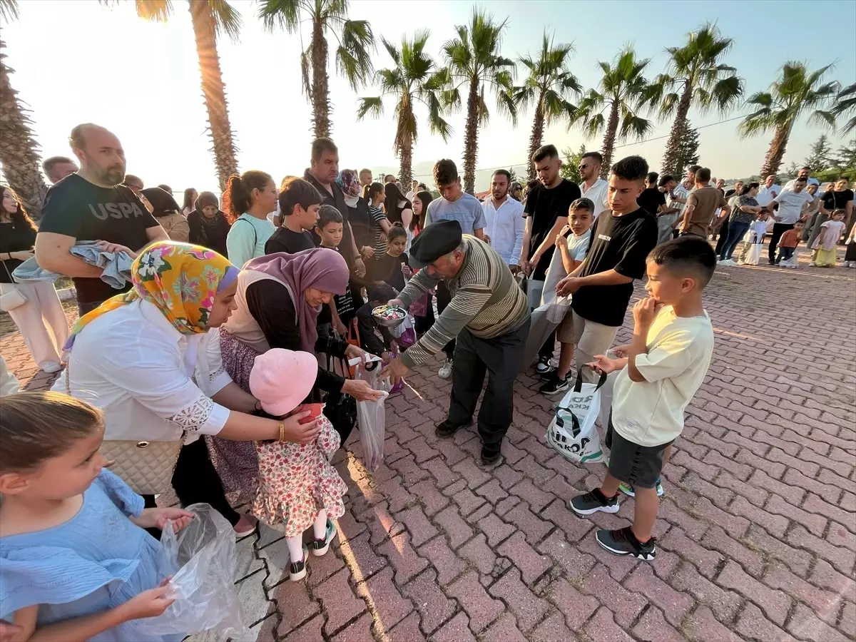 Kumluca\'da Bayram Geleneği: Çocuklara Şeker Dağıtımı