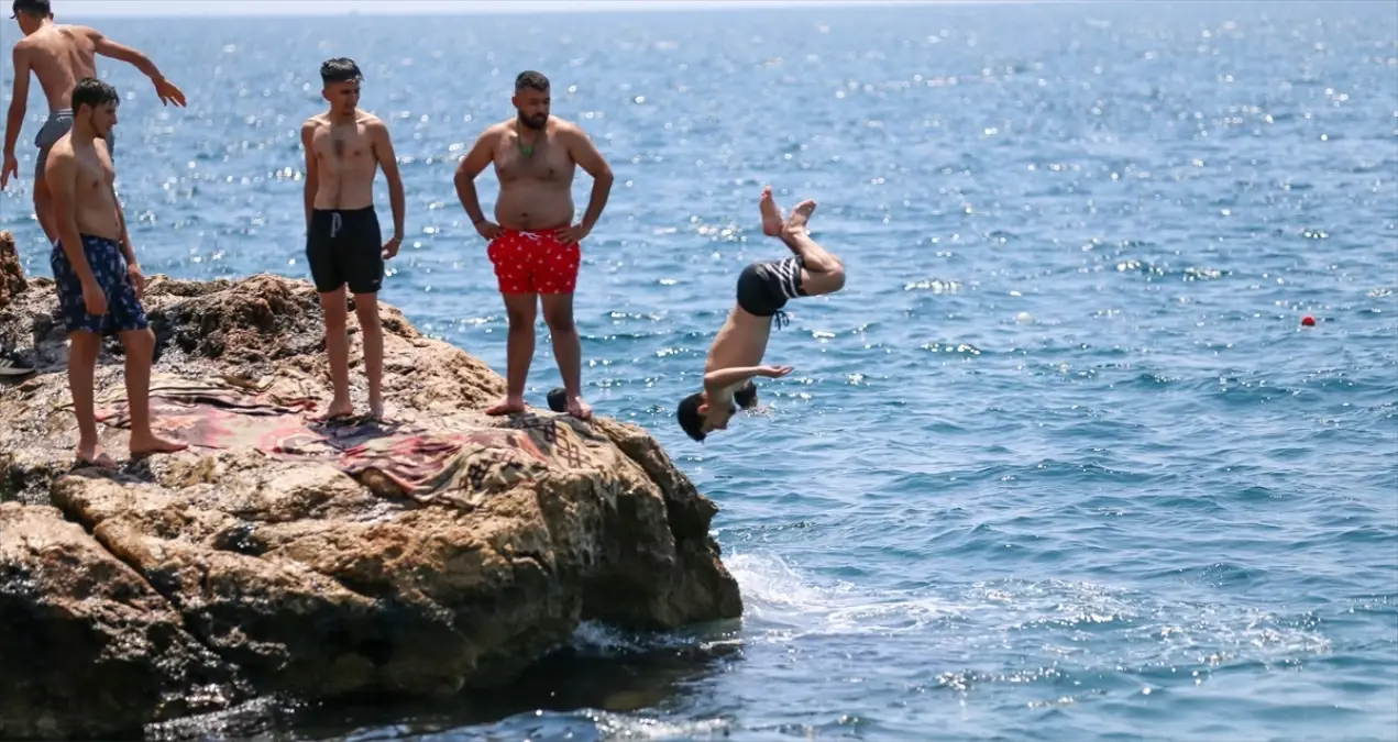 Antalya\'da Sıcak Hava ve Yüksek Nem