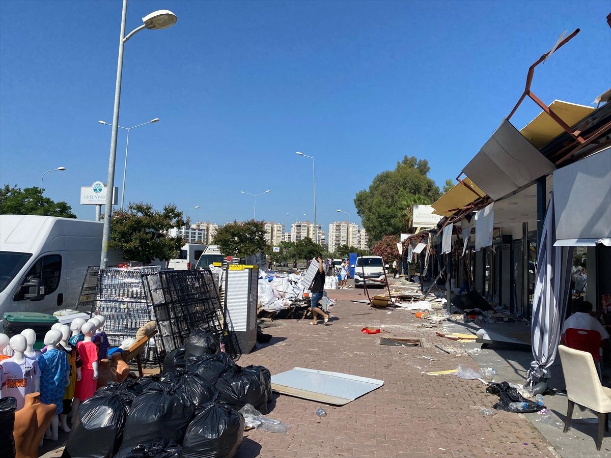 Antalya\'da Kaçak İşletmelere Yıkım