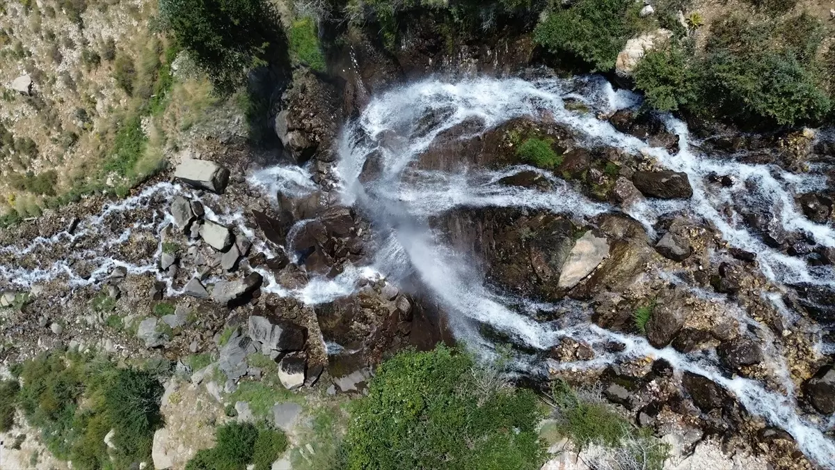 Kaş\'ta Uçarsu Şelalesi Sıcak Günler İçin Ferahlatıyor