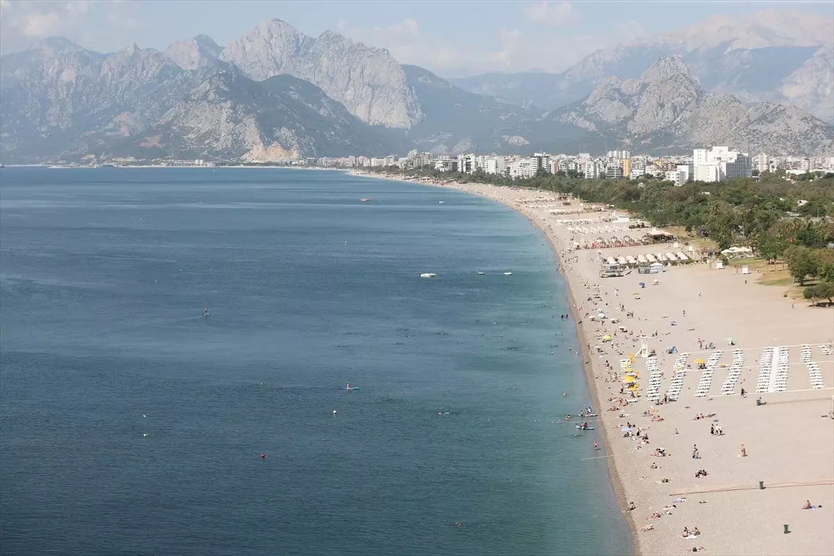 Antalya\'da Sıcak Hava Keyfi