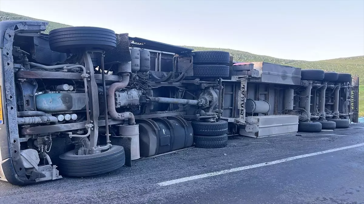Ardahan\'da TIR Devrildi, Sürücü Yaralandı