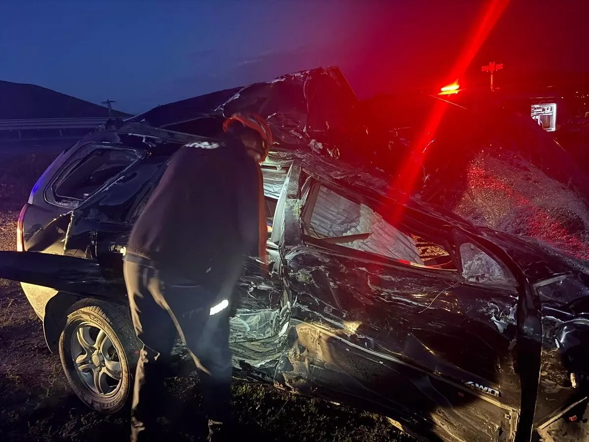Çıldır\'da Tır ve SUV Çarpıştı: 2 Ölü, 2 Yaralı