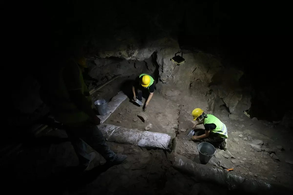 Havran\'da Prehistorik Kazı Çalışmaları