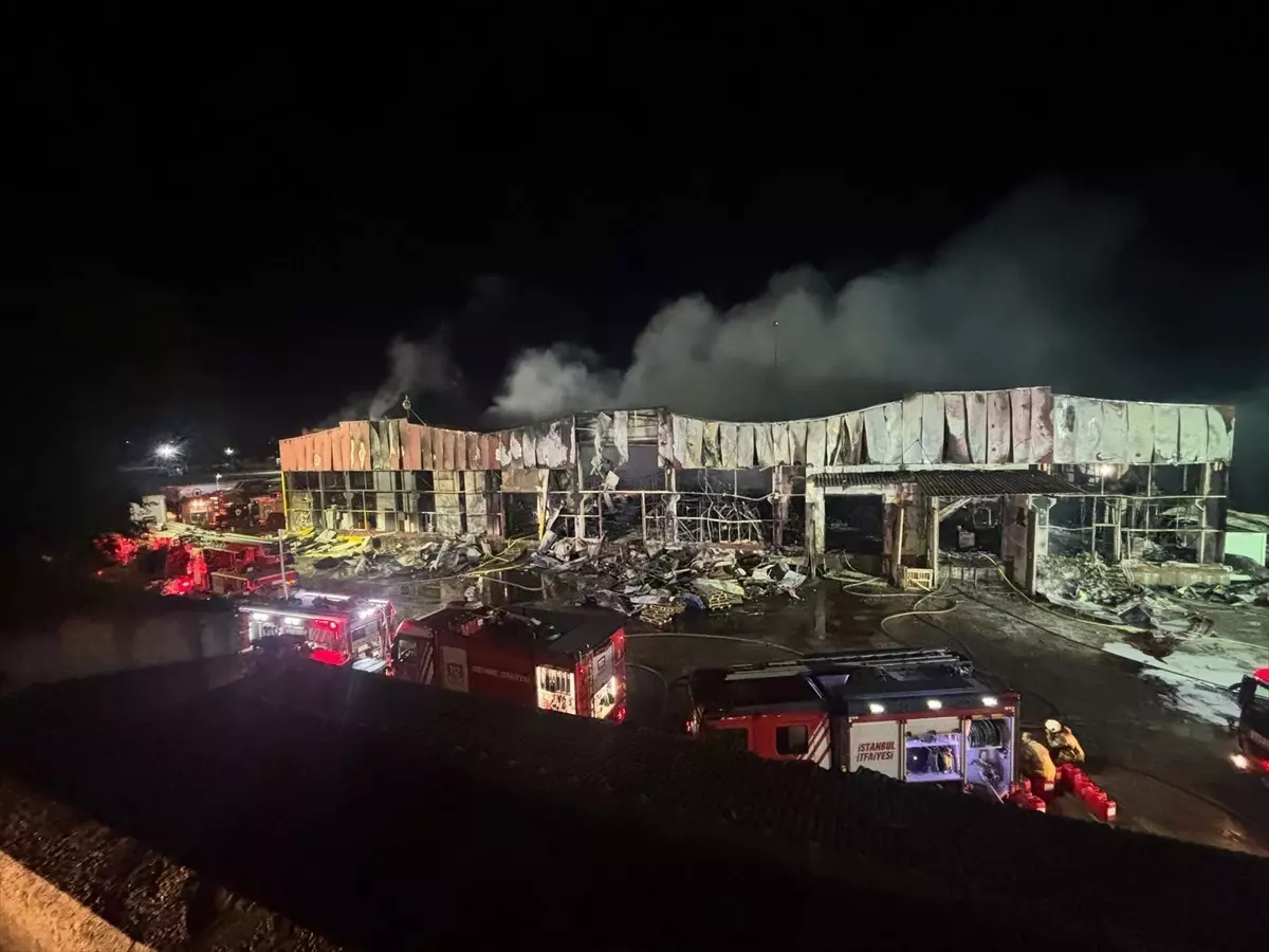 Arnavutköy\'de Lojistik Depo Yangını