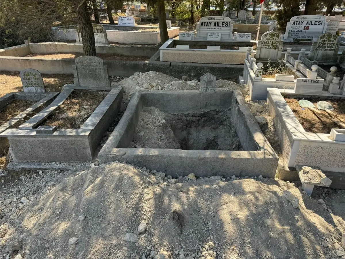 Arnavutköy Mezarlığı Define Avcılarının Hedefi Oldu