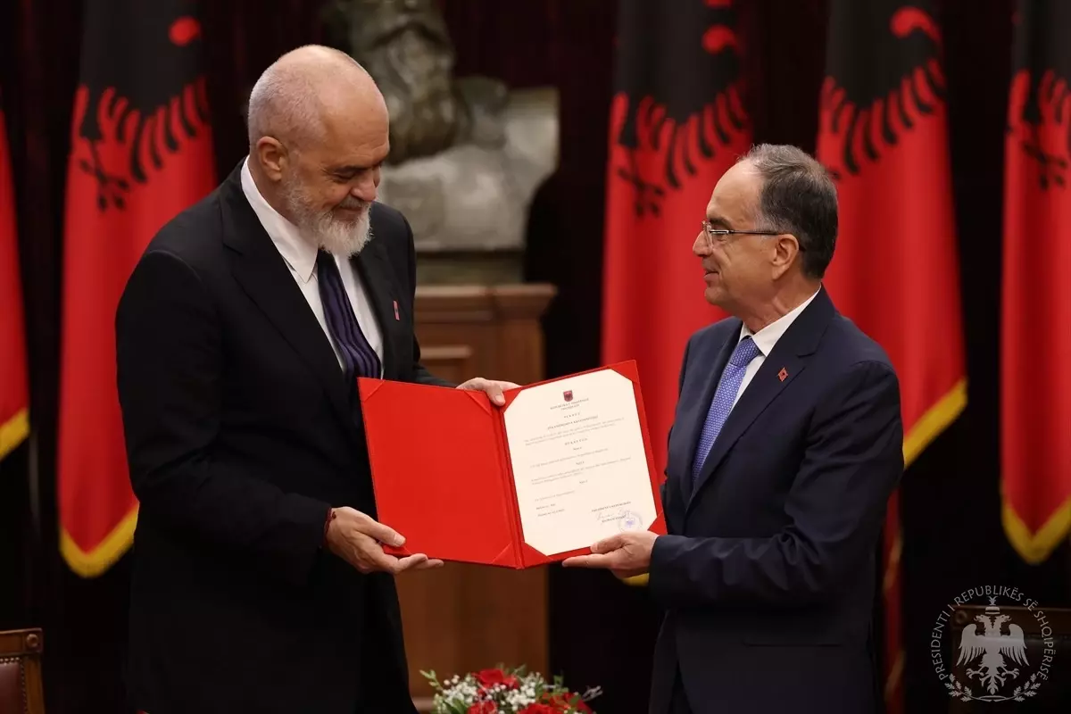 Arnavutluk\'ta Yeni Hükümet Kuruluyor