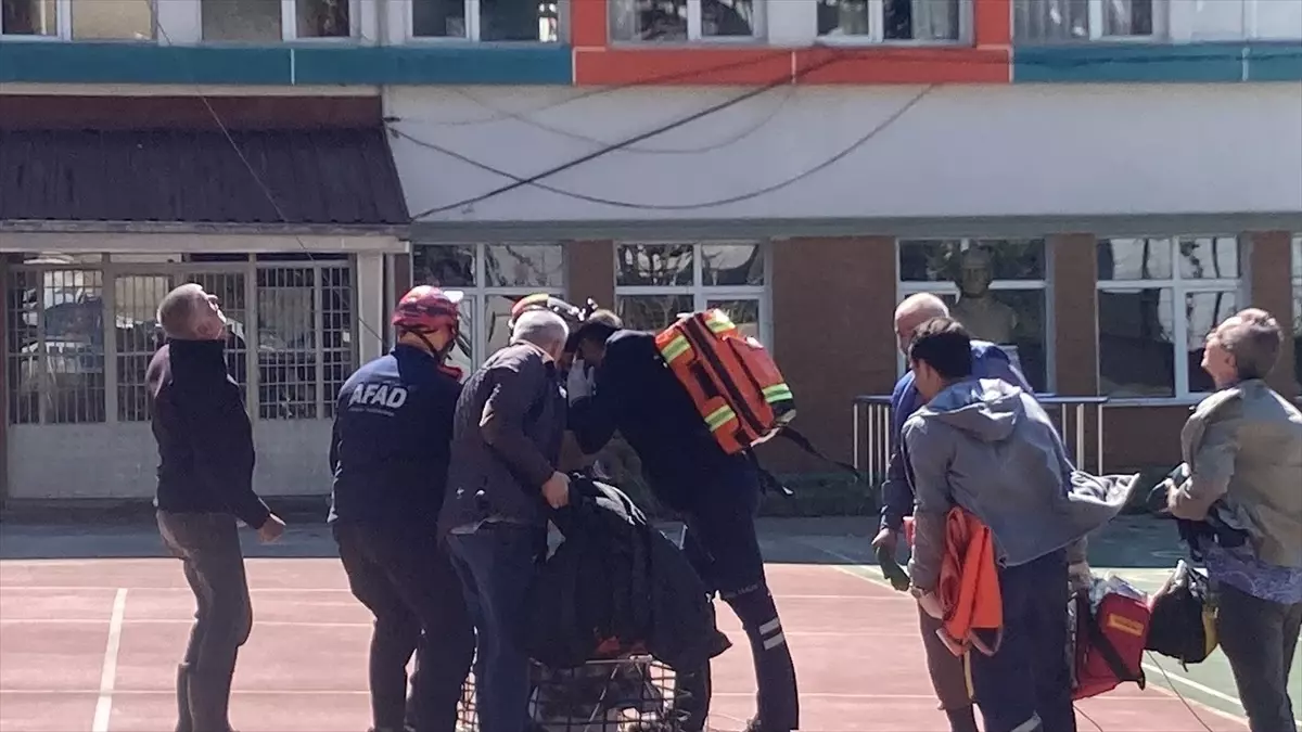 Heyelanla Kapalı Köyde Hasta Helikopterle Kurtarıldı