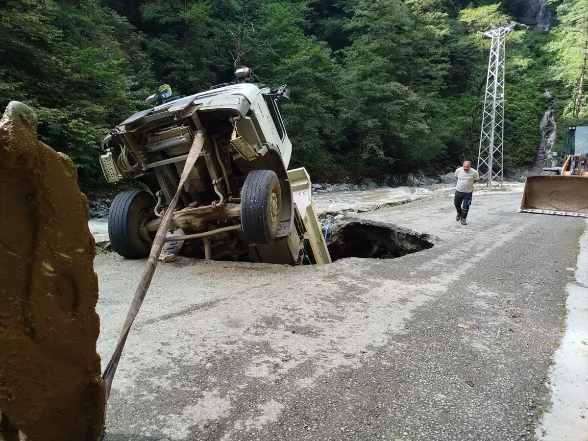 Artvin\'de Heyelan Sonrası Kamyon Çukura Düştü